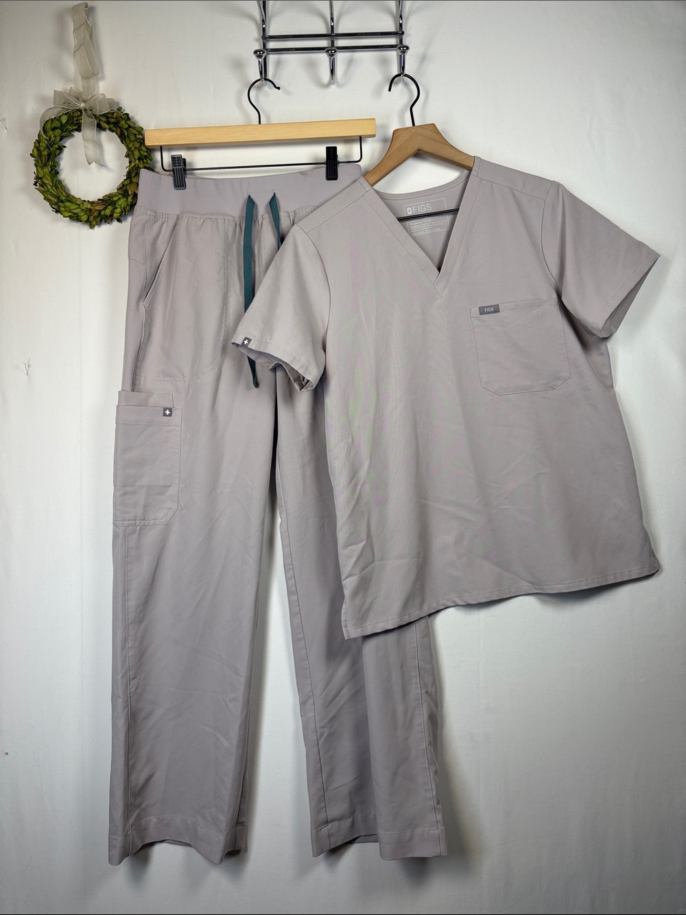 FIGS 2 Piece Women's Scrub Set Isabel Wide Leg Pants Caterina Top size medium